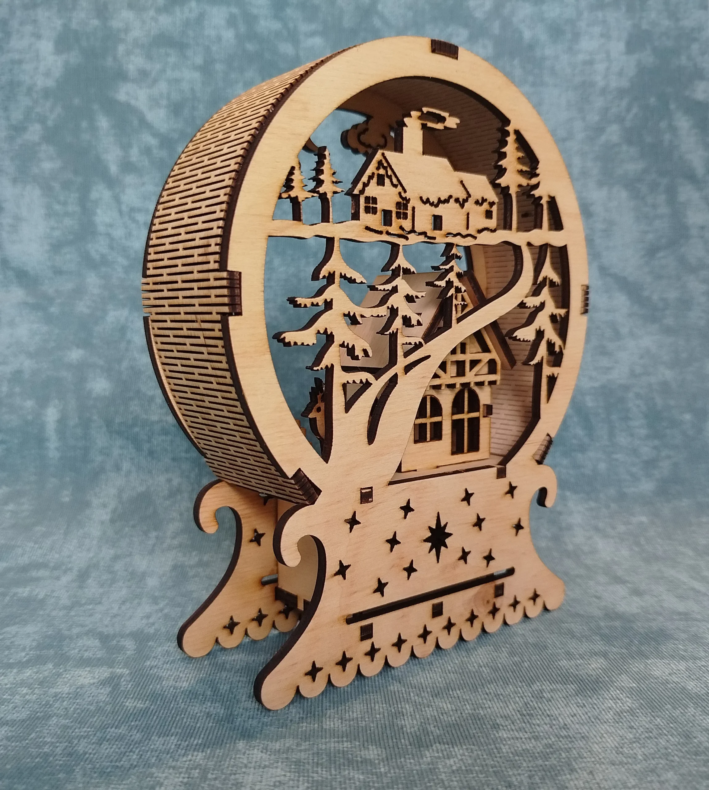 Деревянный декоративный снежный шар "Зимняя сказка" — изображение 2