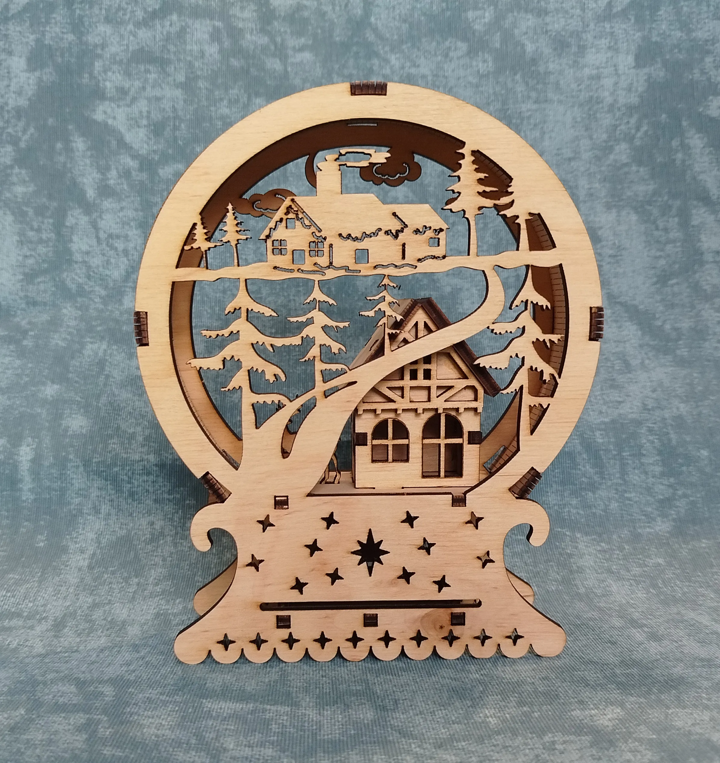 Деревянный декоративный снежный шар "Зимняя сказка" — изображение 4