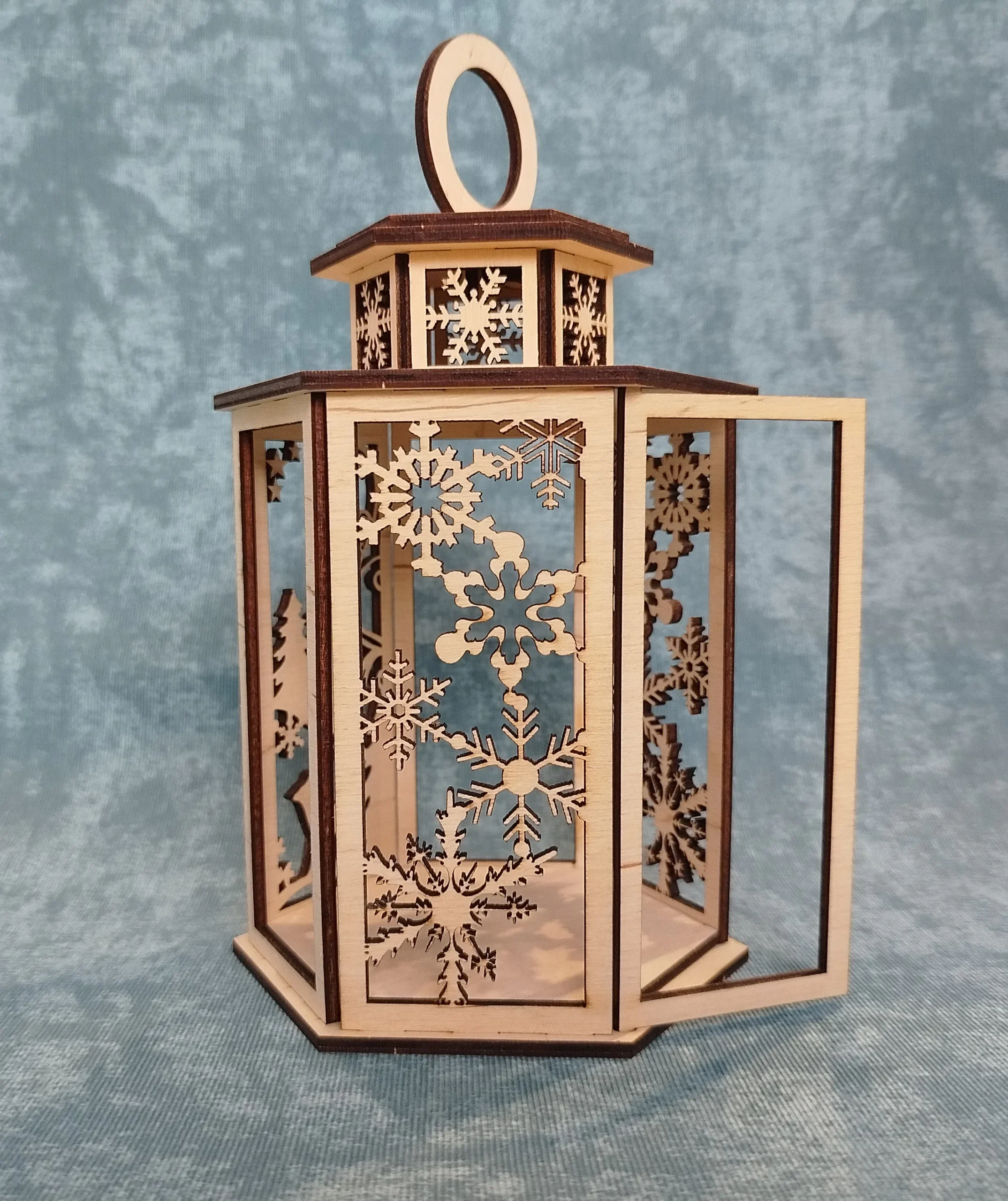 Новогодний фонарик с резными окошками