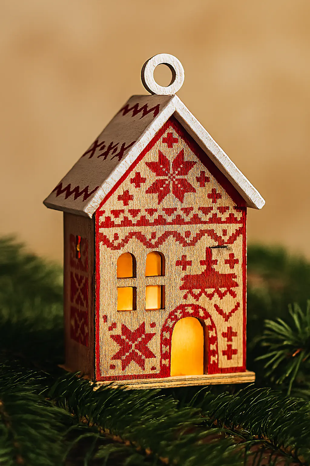 Славянский новогодний домик с белой крышей