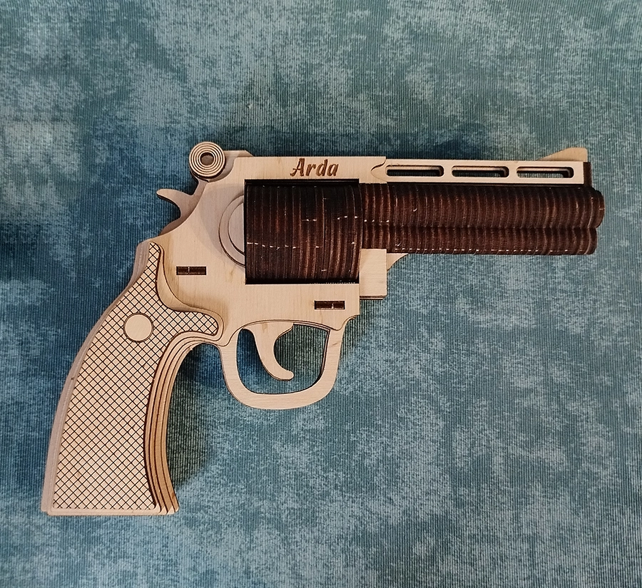 Револьвер Arda — деревянная модель с гравировкой