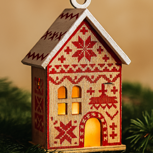 Славянский новогодний домик с белой крышей